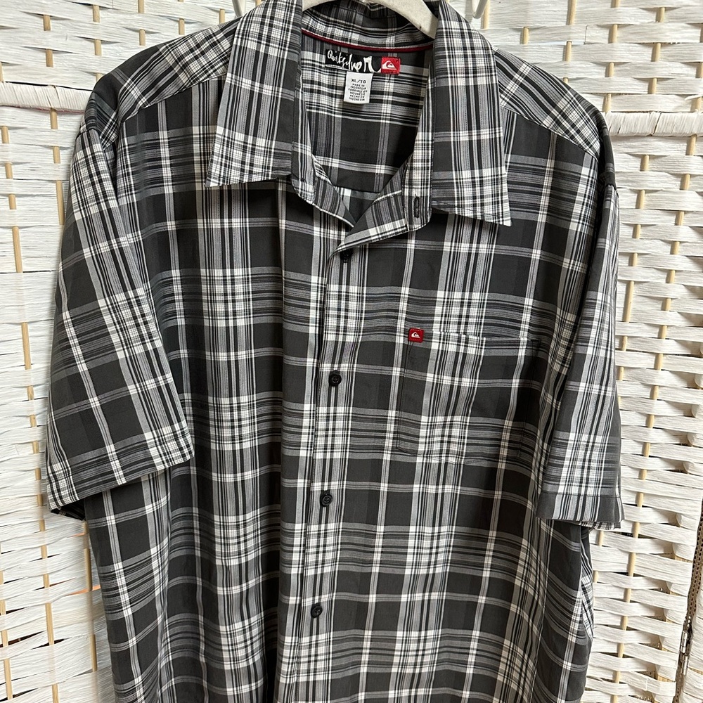 Quiksilver Black and White Casual Button Down Shirt size xl like new